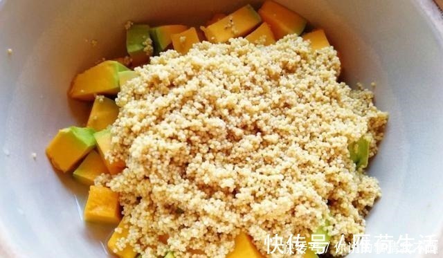 小米粥|人称“黄金粥”,女性常吃气血双补,白里透红,口红腮红都省了