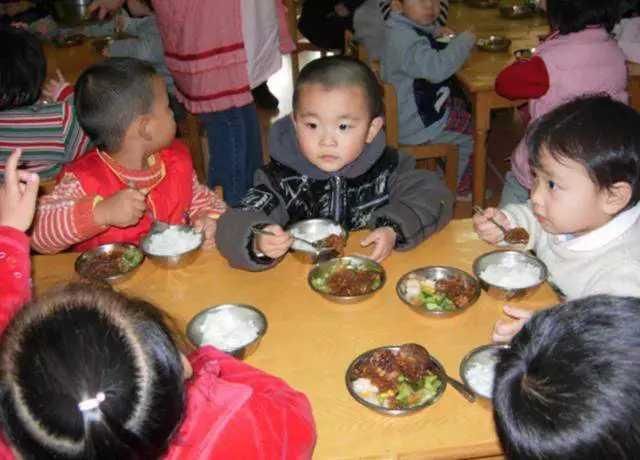 老师|儿子总说幼儿园饭菜好吃，看到老师发的公开照，宝妈表示无法理解