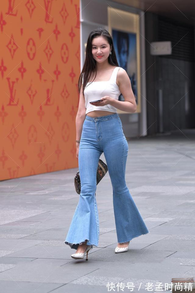 高跟鞋|街拍:优雅又大方的姑娘,穿着白色吊带上衣配上喇叭裤,复古的美