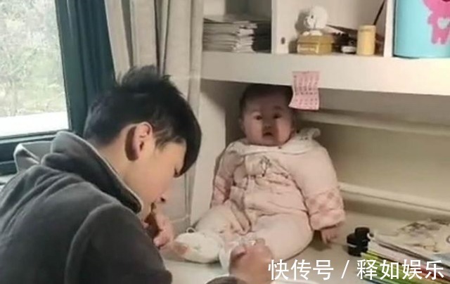 大宝|“吉祥物”宝宝走红,哥哥写作业把她放书桌上,妹妹表情太真实了