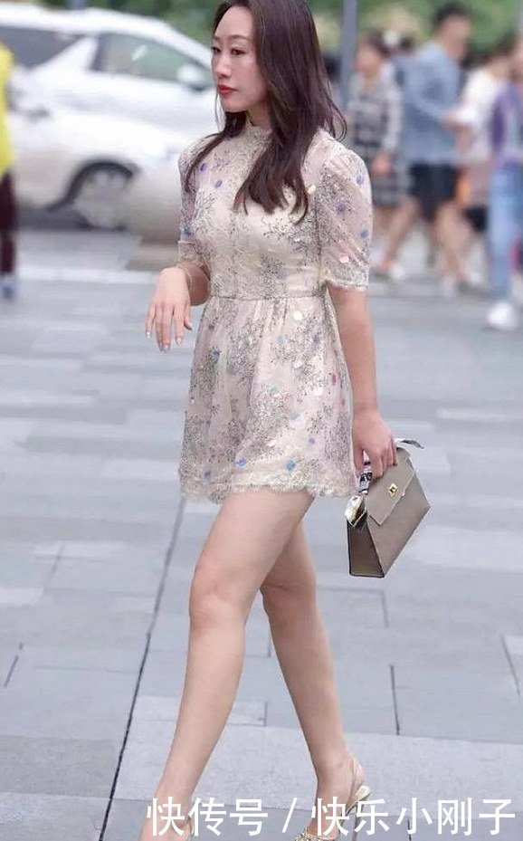 自信|阿姨确实很自信,修身款式衬托腿型