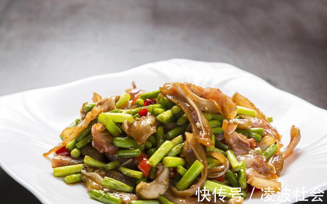 脆嫩|炒蒜苔总是不入味?别再直接下锅了,多做1步,蒜苔爽脆又入味