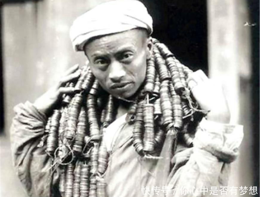 流放|清末民初罕见照片，洋人一顿饭点八个菜，图四犯人被牵着辫子流放