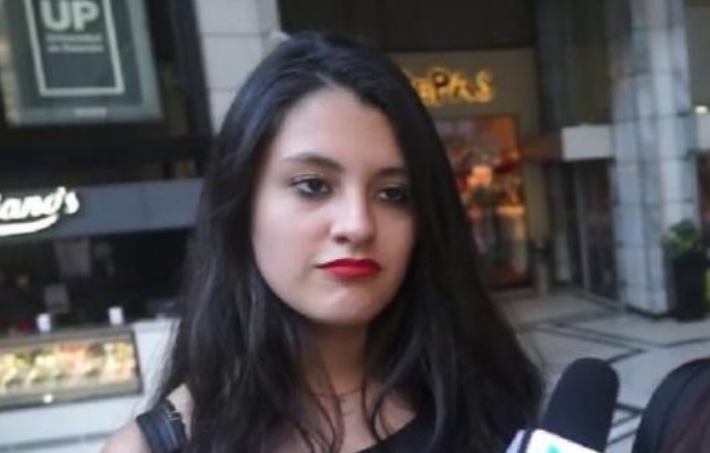 印度姑娘!印度姑娘在中国同学家中做客,坦言太穷了,连大彩电都没有