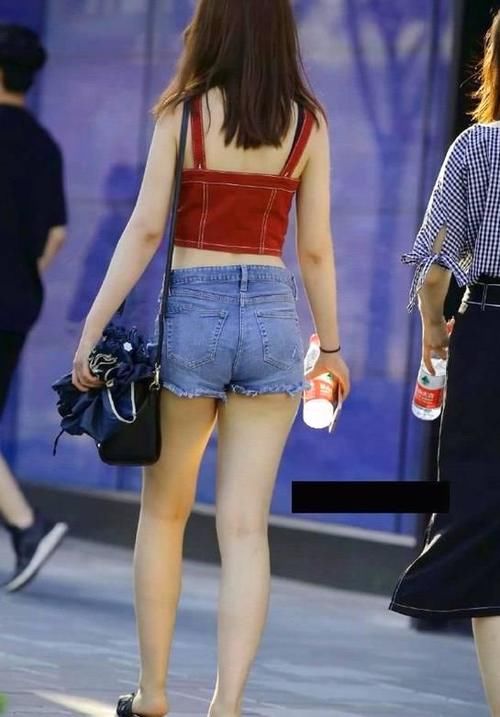 美女穿搭：红色背心搭配牛仔热裤，大长腿展现出来，应该是故意的吧？