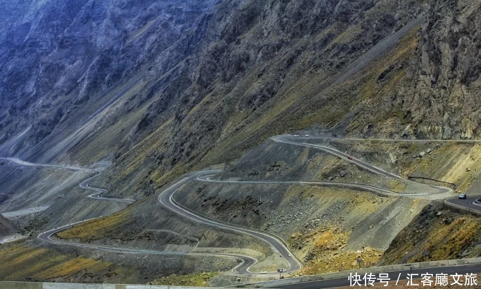 横跨崇山峻岭，穿越深山峡谷，独库公路“纵贯天山的景观大道”