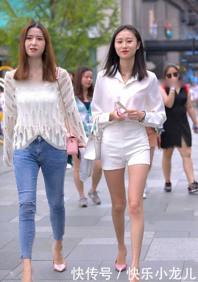 破洞款的针织衫,呈现女性优雅淑女的气质