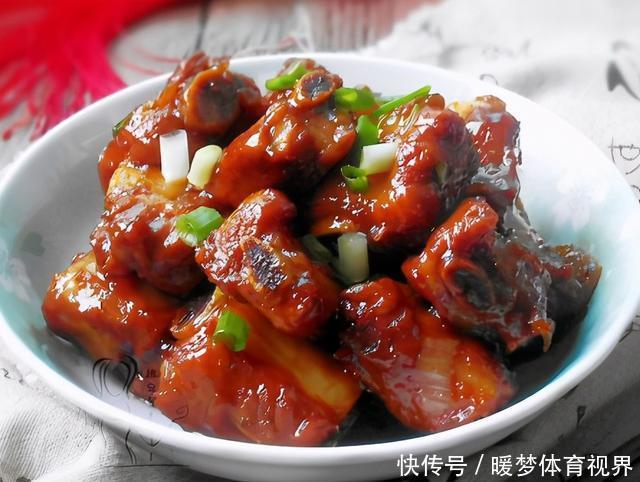 排骨焯水后又腥又柴?看完大厨的正确操作,才知自己用错“水”了