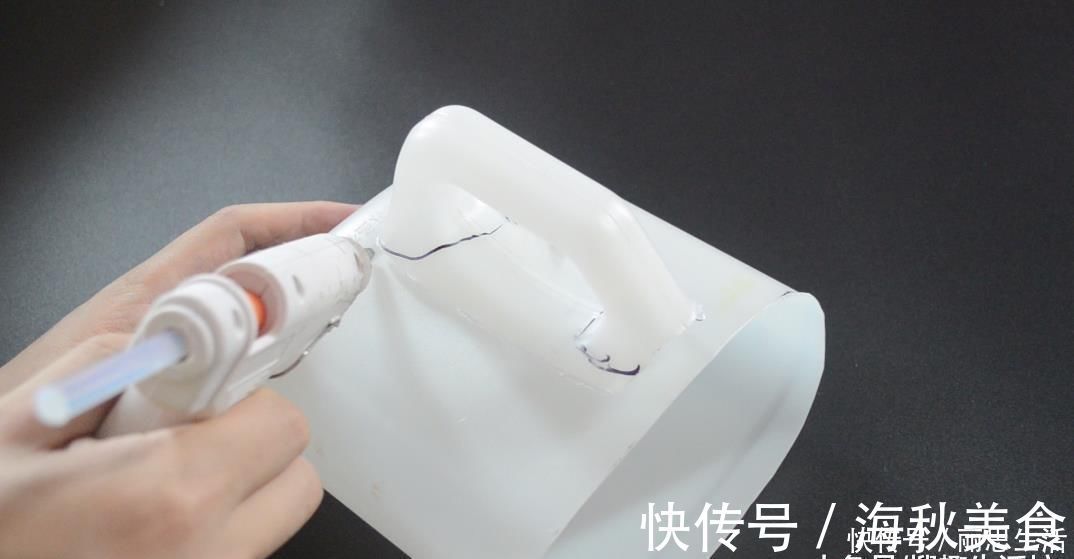 瓶子|酱油瓶子别扔了, 剪几刀放在家里有妙用, 一家人都要抢着用