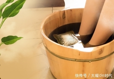 经常用艾叶泡脚的女人,最后发生了什么?