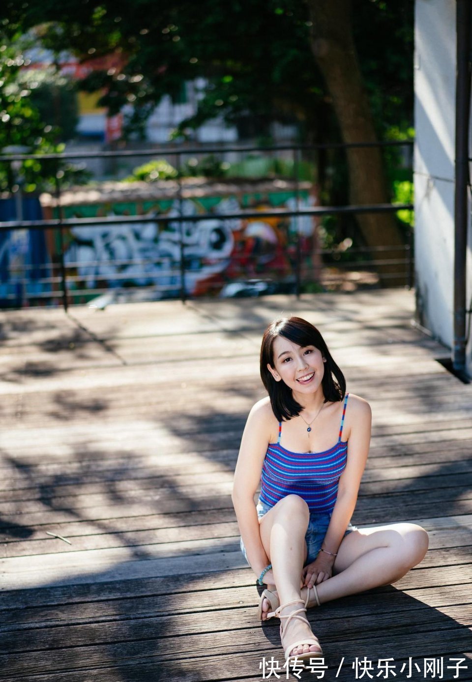 针织吊带|冰丝针织性感吊带背心搭配牛仔短裤，简略前卫穿出高档感