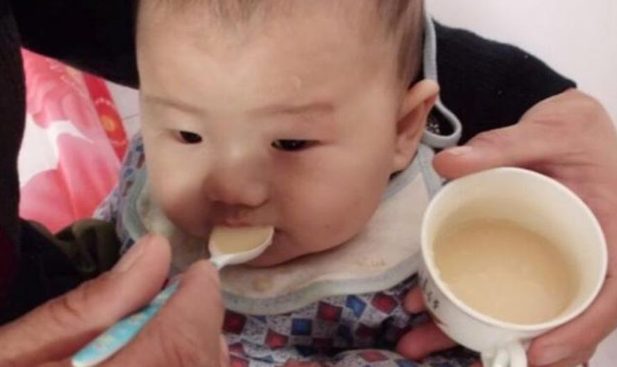 生长发育|孩子添加辅食,不要只盯着月龄看,这3个条件也很重要