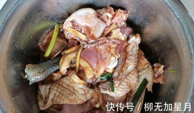 鲜香味美滑嫩可口的香菇蒸鸡,步骤简单,美味特别下饭!