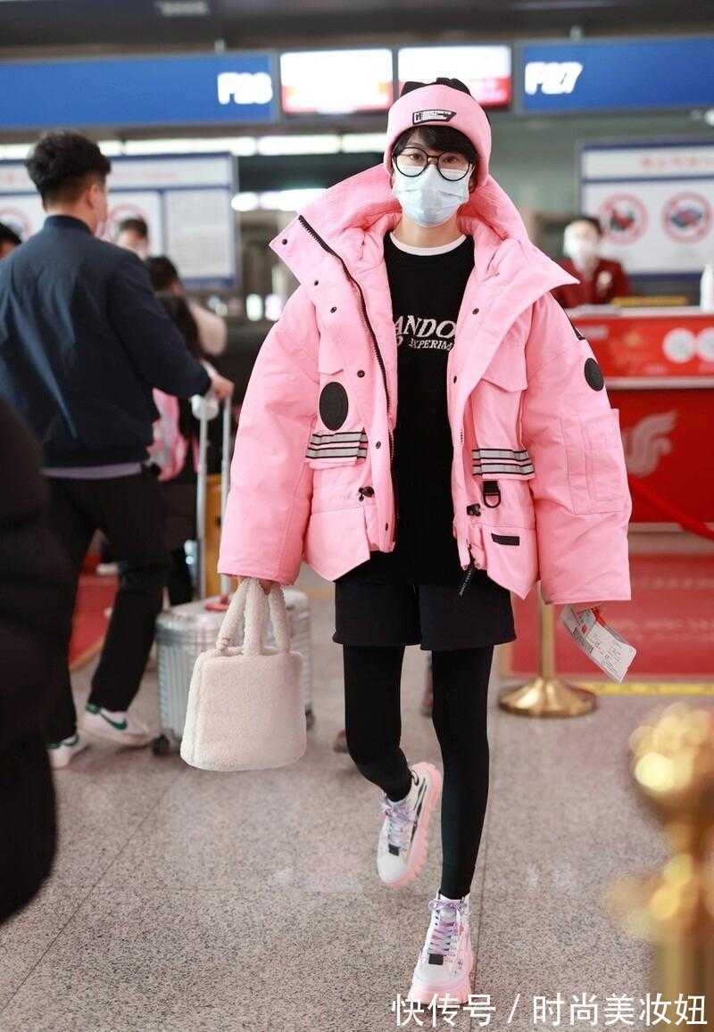 内衣|郁可唯也太时髦了!穿“粉色羽绒服”配粉色帽子,减龄又洋气