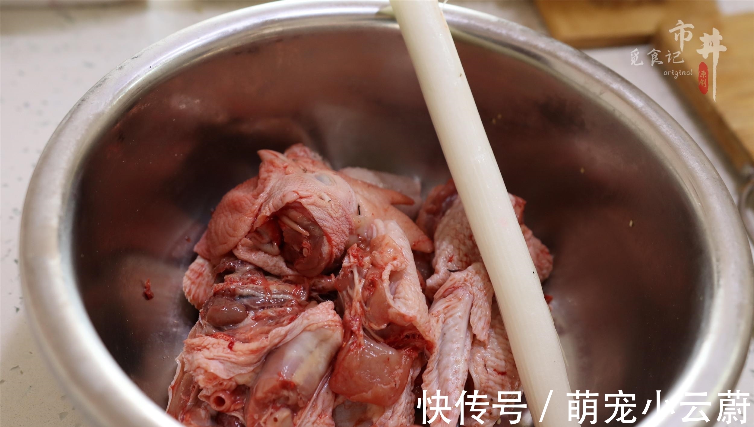 做黄焖鸡，土豆香菇别乱加，记住加“3酱”，鸡肉香，汤浓郁下饭