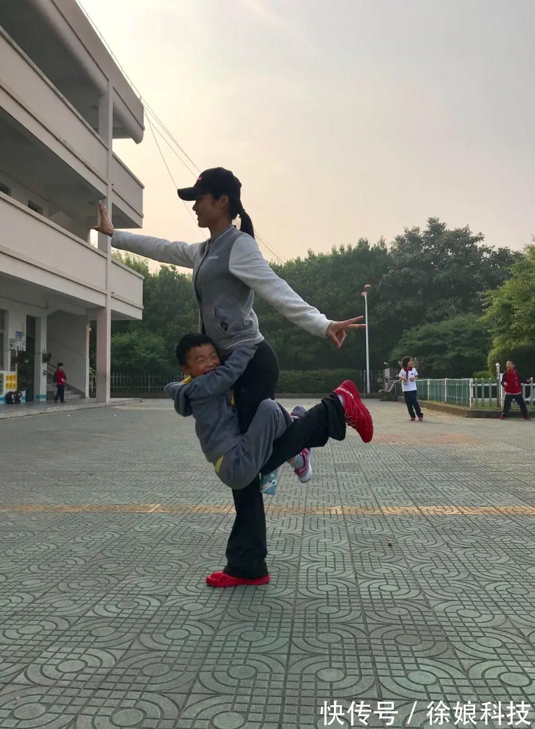 精照|37岁体育老师的“腰精照”能有多撩人看到这身腹肌，你还要逃课