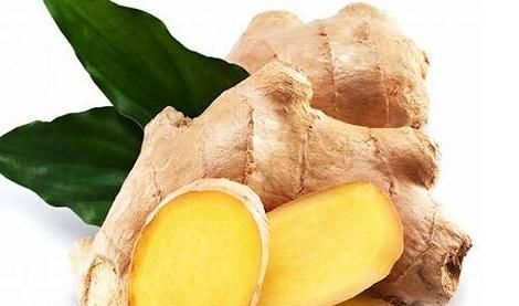 女孩睡前把“生姜”贴肚脐里，半月后，3大惊喜变化“不请自来”