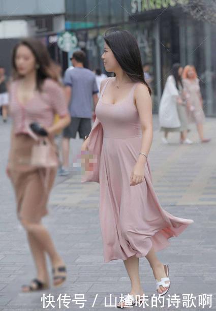 拖鞋|粉色连衣裙搭配白色拖鞋,楚楚动人,优美有气质