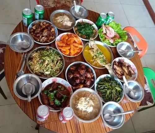 实拍15个普通家庭的年夜饭，比比谁家的年味最浓