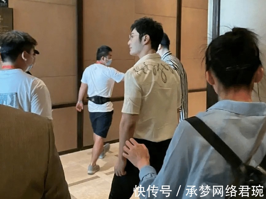 丁真|《中餐厅5》路透生图,黄晓明身材比例很抢镜,真实身高一目了然