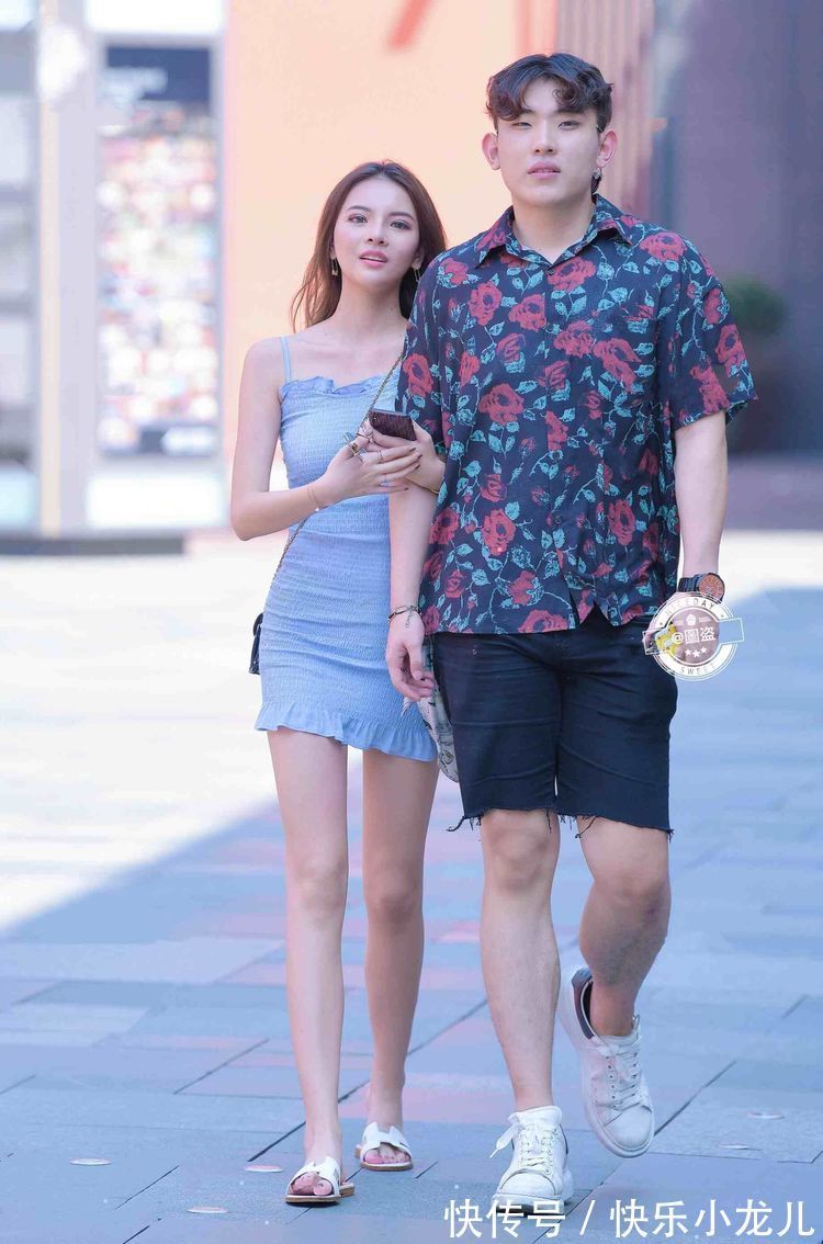 显瘦 光彩夺目的连衣裙显瘦好搭配,轻盈舒适又雅致,时尚休闲