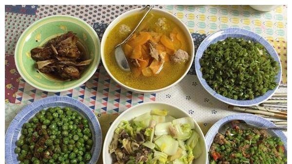 保姆阿姨放假回来，我特意做了一桌菜庆祝，饭后她感动的掉出眼泪