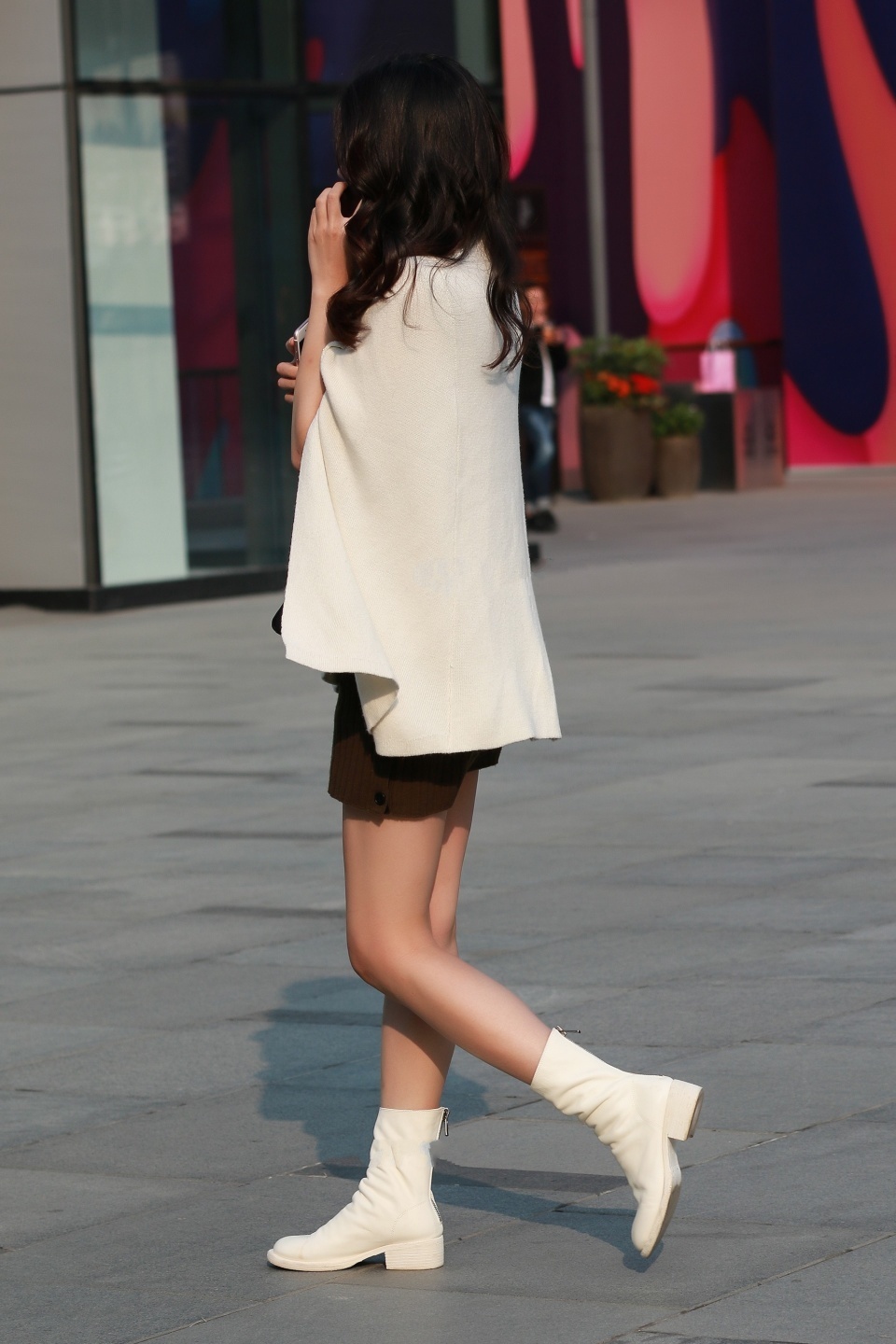 淑女|美女街拍:小姐姐披肩连衣裙,搭配中筒靴子,淑女又优雅