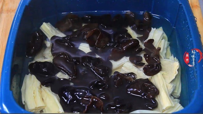 凉拌黄瓜,别直接加醋和生抽,记住“2211”,保证又脆又香还入味