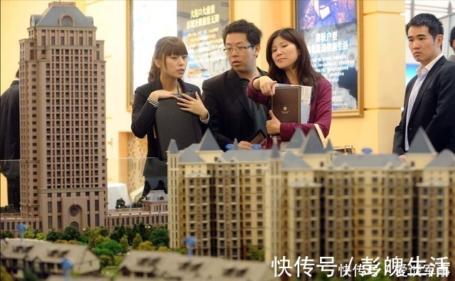 挂牌|楼市进入降温期，为啥还有售楼处“排队买房”？售楼人员透漏答案