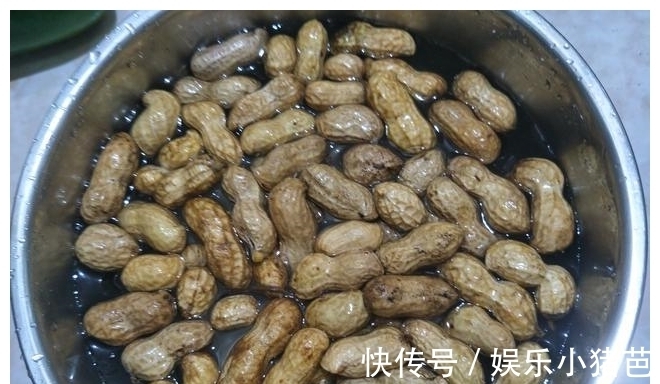 外行|水煮花生时，直接放锅煮是外行，多加1步，花生软糯味道香