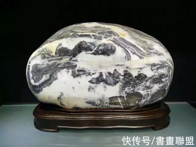 张大千#这些石头上的山水，张大千能画成这样不？