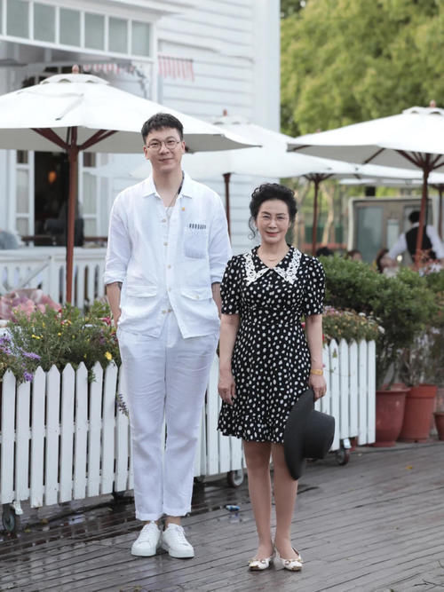 黑白波|女人会打扮才越老越优雅，这位奶奶就是例子，年过60依旧美丽动人
