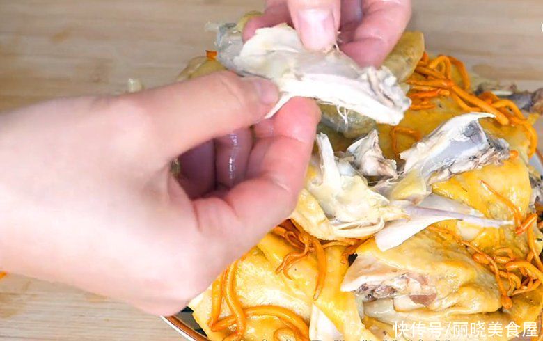 一整只鸡放锅中蒸一蒸，不加水不放油，汤鲜肉嫩，年夜饭吃真香