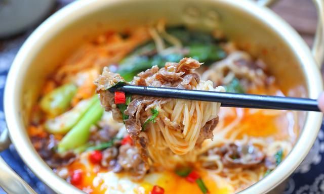 从头|适合冬季吃的面条,有肉有菜还有蛋,一碗下肚从头暖到脚,真舒服