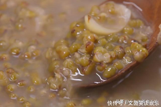想喝绿豆汤不用等,教你一个诀窍,3分钟绿豆煮开花,好喝又起沙