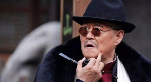 《金牌喜剧班》英达与其他导师身份不同,所以换不成赵本山,这是节目的安排