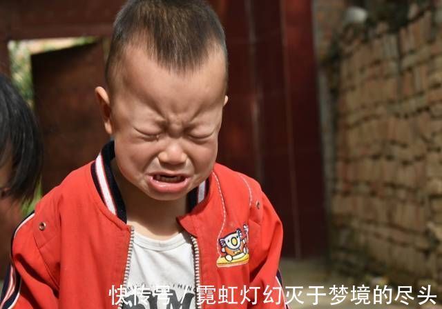 姐姐|六岁姐姐打哭三岁弟弟,网上一片称赞:教育方式堪比教科书范本