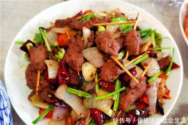 周末回来家陪看望父母,媳妇忙里忙外做一桌子菜,看着真不简单!