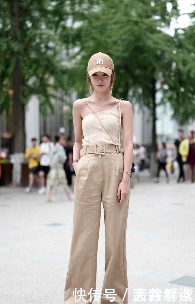 美女|街拍:性感高挑身材的小姐姐,走心搭配曲线有致看着像女神!