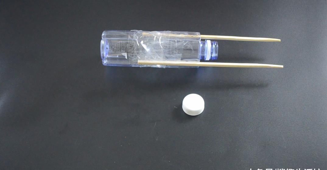 塑料瓶上绑2根筷子, 这个作用太棒了, 解决了很多家庭的烦恼