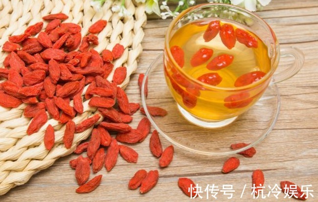 降血脂|晚上睡前吃几粒枸杞，连吃一周，4个好处不请自来，越吃越健康！