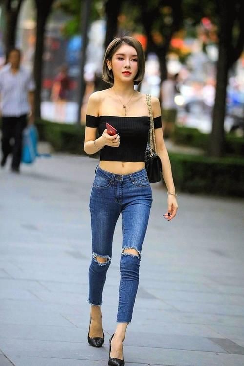 美女穿搭:牛仔裤热度不减,尽显清爽时尚,有考虑过别人的感受吗?