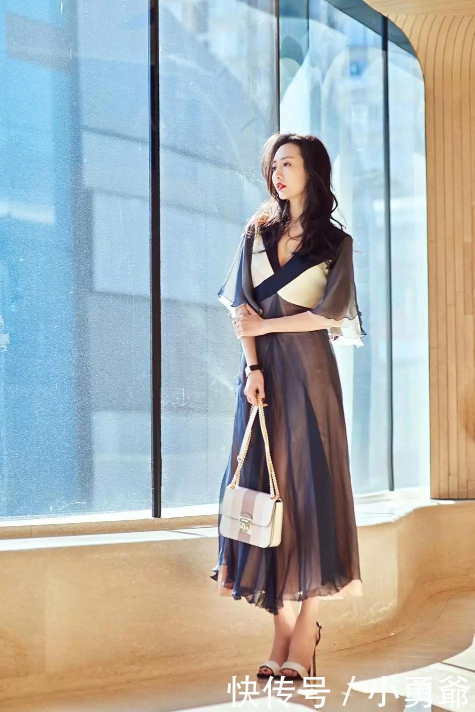 小姐姐脚上搭配一双透明元素的高跟半拖鞋,美的无懈可击