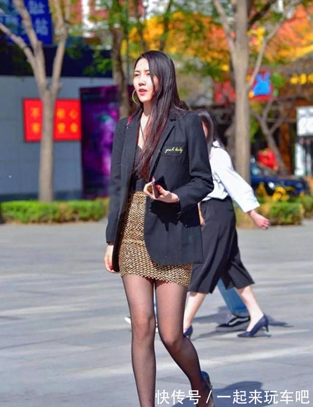 气质 深蓝色连衣长裙搭配高跟凉鞋,高贵优雅,气质迷人!