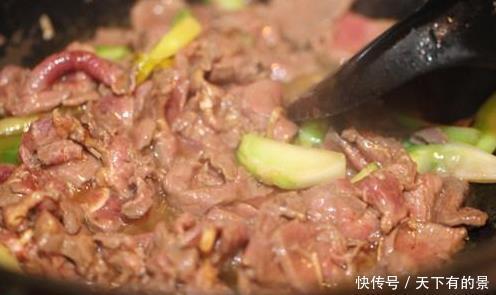 炒牛肉时,下锅前多做“两步”,牛肉炒好不硬不腥,香嫩又多汁