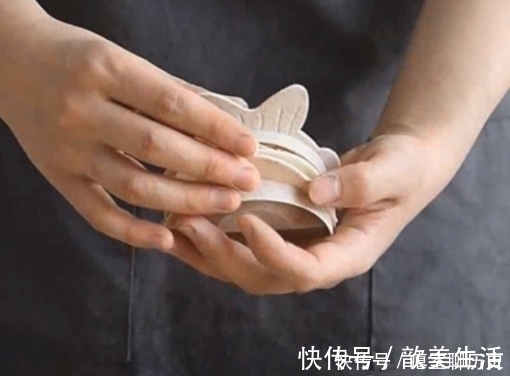 包饺子别只会用手捏,太麻烦了,教你一招,1分钟一抽屉还不脏手!