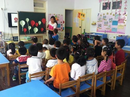 书包|幼儿园检查书包,老师从孩子的书包中拿出这样东西,脸一下就黑了