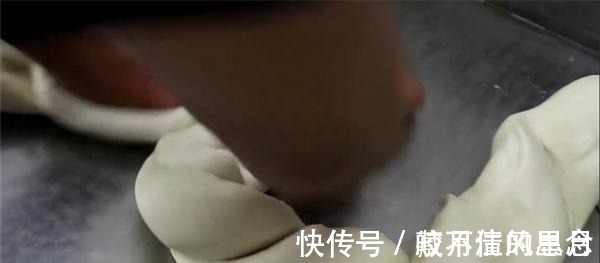 辣子|临洮小哥卖热凉面，一碗面卤汁浇两遍，有客人开车300公里过来吃！