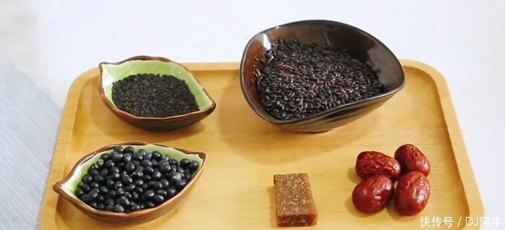 三黑粥|白发最怕这食材，隔天吃一回，头发乌黑亮丽，人人见了都夸漂亮