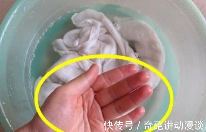 洗衣粉|洗衣服时，用洗衣液还是洗衣粉？很多人不知道，难怪洗不干净